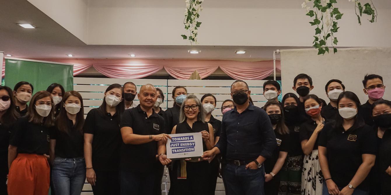 The Chambers of Senior Associate Justice Marvic Mario Victor Leonen turn over their donation to Oxfam Pilipinas. (Photo: Geraldine Hoggang/Oxfam Pilipinas)